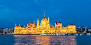 布达佩斯匈牙利议会和多瑙河的夜晚时光流逝，匈牙利布达佩斯4K时间流逝