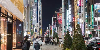 日本东京银座银座购物街的游客夜间时间间隔4K时间间隔