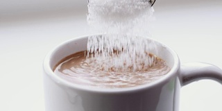 把糖倒进咖啡