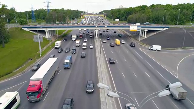 高速公路上的公路桥交通繁忙。