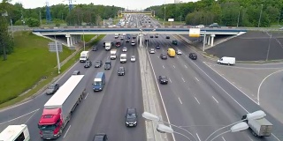 高速公路上的公路桥交通繁忙。