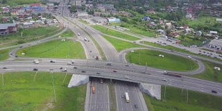 高速公路交叉口鸟瞰图。夹。高速公路和立交桥与汽车、卡车、立交、二级公路在大城市交汇。俯视图