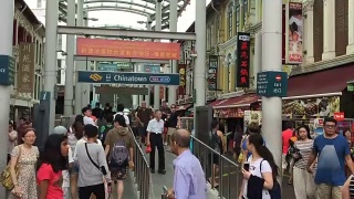 新加坡的地铁入口和唐人街市场视频素材模板下载