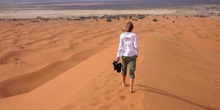 赤脚穿过沙漠的女人