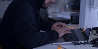 黑客在夜间破解电脑密码