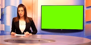 电视主持人，绿幕背景
