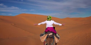 沙漠之旅。女人喜欢骑骆驼