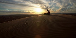 欣赏沙漠日落