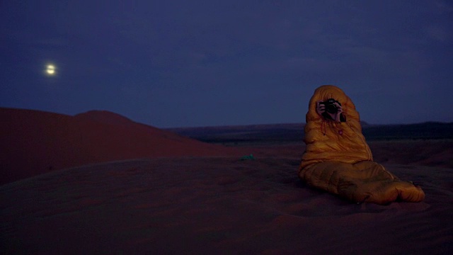 欣赏沙漠的日落。寒冷的晚上。满月。