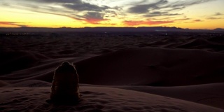 欣赏沙漠日落