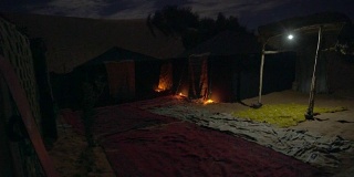 夜间沙漠营地