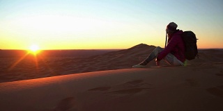 看沙漠日落的女人