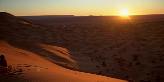 看沙漠日落的女人