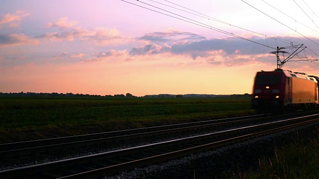 日落时经过的货运火车