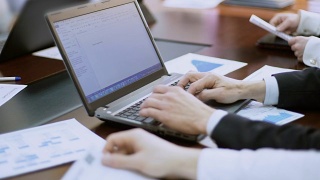 开会时在笔记本电脑上打字，团队经理做业务演示视频素材模板下载