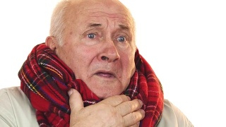 生病的老人戴着围巾咳嗽，看起来很疲惫视频素材模板下载