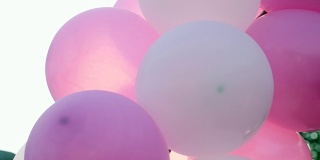 为婚礼制作的彩色小粉气球装饰
