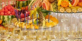 婚礼自助餐桌上各种新鲜水果。水果和浆果婚礼餐桌装饰。自助餐接待，果酒，香槟。婚礼装饰桌子