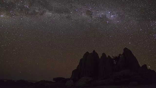 在博茨瓦纳的Makgadikgadi pan，恒星延时拍摄，银河系在夜空中移动，有不寻常的岩石形成