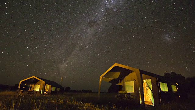 在博茨瓦纳的一个狩猎营地，恒星延时拍摄，银河系在夜空中移动