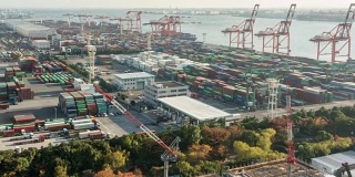 延时:日本东京台场港口工作集装箱的鸟瞰图