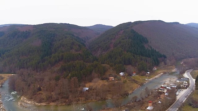 无人机飞行做侧面平移拍摄看山和河流