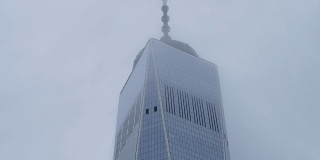 雾中的自由塔顶