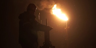石油、天然气火炬。石油产品的制备和生产。