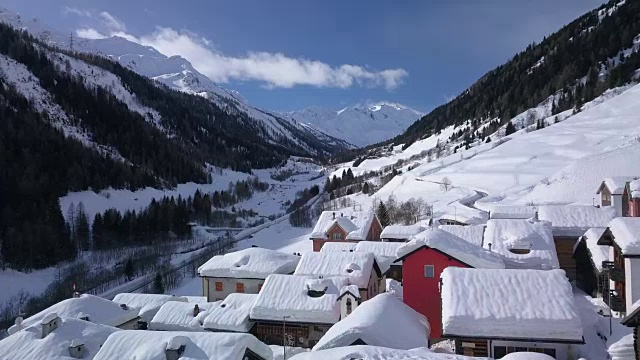 白雪覆盖的小山村鸟瞰图
