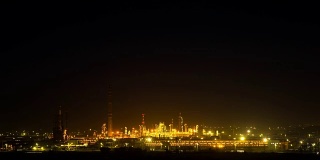 4 k间隔拍摄。一个发光的炼油厂的夜景，就像一个背景