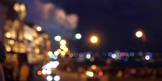 模糊明亮的烟花爆炸和火花在圣彼得堡的夜空。在散景灯光下，一系列火焰火箭扩展成发光的花朵。3840 x2160