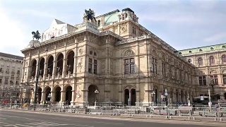 奥地利维也纳歌剧院里挤满了行人视频素材模板下载