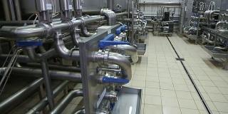 现代乳品厂的管道