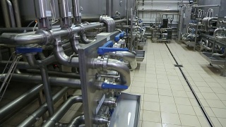 现代乳品厂的管道视频素材模板下载