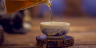 用玻璃茶壶和传统茶杯的中国茶道