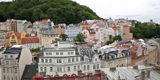 平移镜头:捷克共和国卡罗维法利镇鸟瞰图