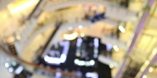 电影倾斜:购物中心行人的抽象模糊背景