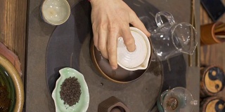 传统的中国茶道。浇热水的人