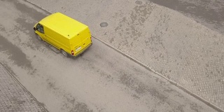 黄色小巴沿柏油路行驶。黄色客货车在路上行驶