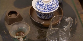 用陶瓷碗和茶道用具泡茶