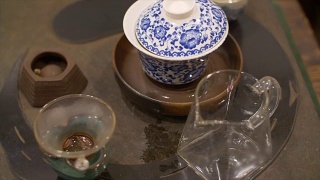用陶瓷碗和茶道用具泡茶视频素材模板下载