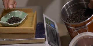 用电子秤冲泡的有机干茶。