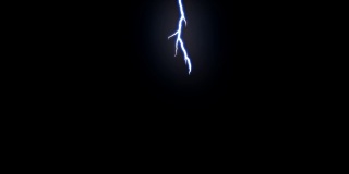 美丽的闪电打击包从上面，蓝色的电风暴在黑色的背景。4000 - uhd逼真