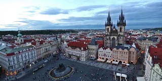 镜头:捷克共和国布拉格老城广场上拥挤的行人