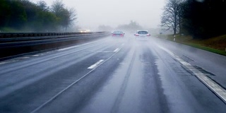 雨中在公路上开车