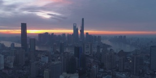 黎明的上海天际线。全景俯瞰图。中国无人机向后飞行。远景。