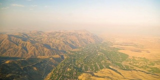 壮丽的亚美尼亚高地和山谷鸟瞰图，模糊的云雾地平线