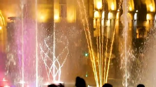 在亚美尼亚首都埃里温的夜晚，一个壮观的灯光喷泉视频素材模板下载