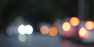 傍晚城市的道路交通，模糊的光点变成汽车前灯