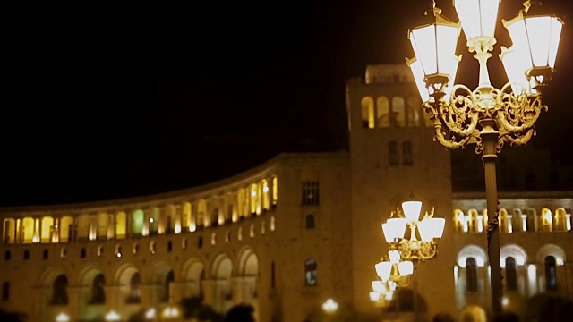在亚美尼亚首都埃里温，人们晚上在外交部附近散步